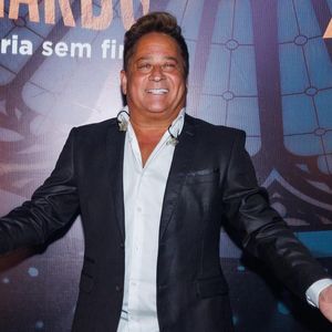 Leonardo nasceu como Emival Eterno da Costa. O nome artístico, que hoje é uma das marcas mais fortes da música sertaneja, surgiu por causa de uma coincidência antes mesmo da fama