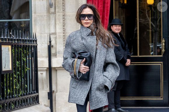 Victoria Beckham é conhecida por aparecer sempre séria, sem sorrir para as fotos. Uns acham que é estilo, outros acham que a empresária é esnobe