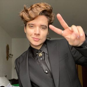 Cabelo do marido de Sasha começou a mudar com novos penteados e possibilidades