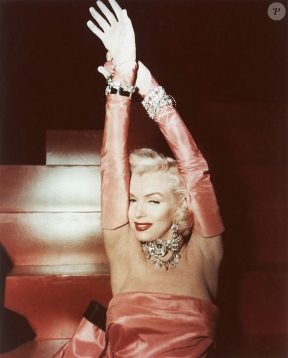Matte, cremoso ou vinílico? Segundo Chloé Gaya, o vermelho clássico pode ganhar diferentes acabamentos sem perder a elegância que transformou Marilyn Monroe em um dos maiores ícones de beleza de todos os tempos