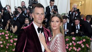 Alfinetada em Gisele Bündchen? Tom Brady diz que jogar de futebol americano 'não o tornou um ótimo pai' em newsletter e fãs apontam indireta