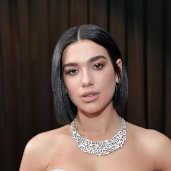 Dua Lipa aposta no chanel reto na altura do queixo, com base reta e pontas levemente desfiadas para criar movimento. Os fios lisos e divididos ao meio deixam o visual clássico, mas com uma proposta fashion