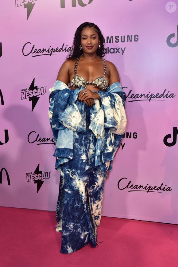 IZA passou pelo tapete vermelho da premiação TikTok Awards 2023