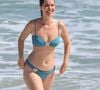 Nathalia Dill exibiu o corpo natural na praia