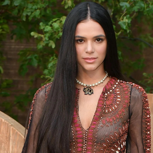 Boho chic segue em alta e apontamos como uma das tendências de 2026, resgatando a estética das roupas de dançarinas do ventre