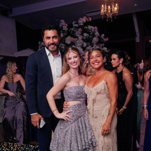 O pai da ficção em 'Carinha de Anjo', do SBT, Carlo Porto, e Pri Sol marcaram presença na festa luxuosa de 15 anos de Lorena Queiroz, que contou com três vestidos diferentes