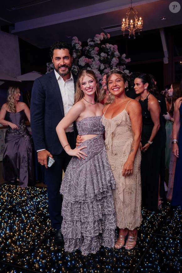 O pai da ficção em 'Carinha de Anjo', do SBT, Carlo Porto, e Pri Sol marcaram presença na festa luxuosa de 15 anos de Lorena Queiroz, que contou com três vestidos diferentes