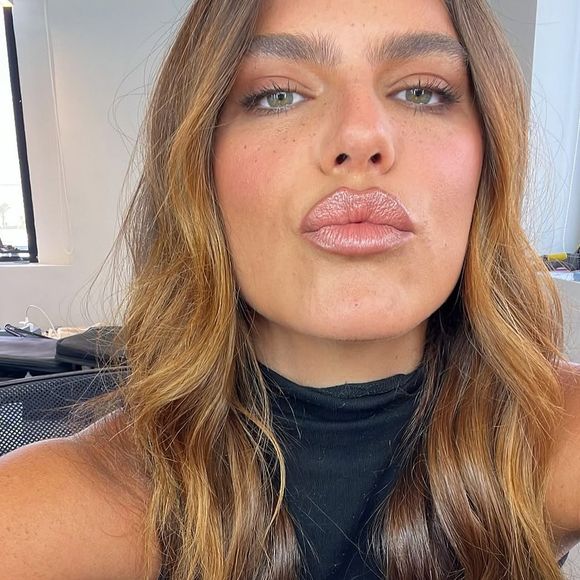 Passada as polêmicas, Mariana Goldfarb causou na web ao esbanjar sensualidade em um clique fazendo topless