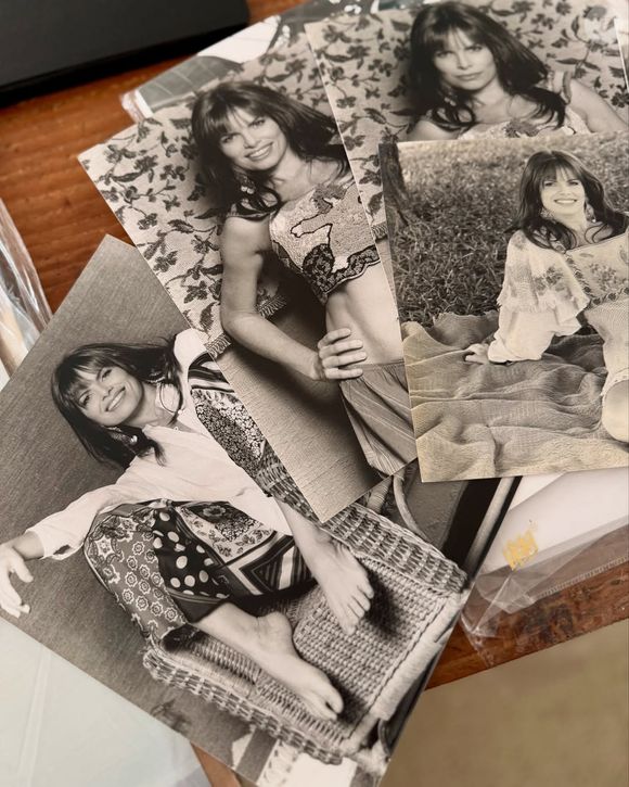 Debora Bloch, a Odete Roitman de 'Vale Tudo', mostrou fotos raras de si nos anos 90 nas redes sociais nesta quinta-feira (22)