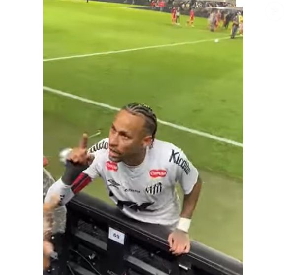 Neymar foi até a beira do gramado e discutiu com torcedor do Santos, com direito a dedo em riste
