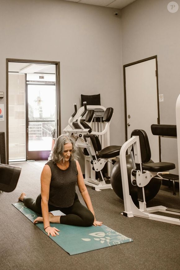 Aos que não gostam de pegar peso, existe um exercício eficaz para trabalhar abdominais e glúteos