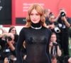 Marina Ruy Barbosa roubou a cena no tapete vermelho do 83º Festival Internacional de Cinema de Veneza ao apostar em um 'slip dress' preto de tecido fluido e translúcido, com gola alta e lingerie preta à mostra