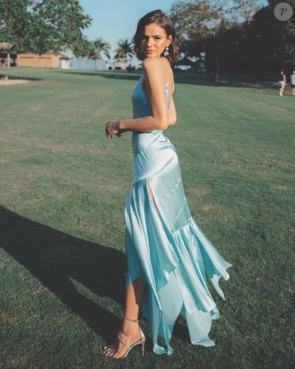 Vestido de festa longo azul assimétrico: esse outfit é moderno e elegante