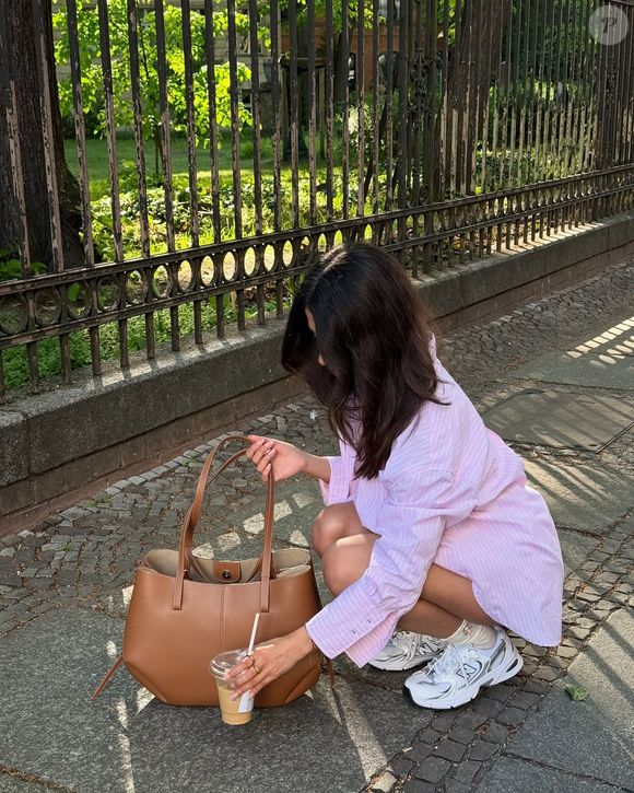 Esses tênis funcionam especialmente bem em looks românticos com camisas sociais