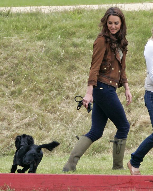 Kate na Golden Metropolitan Polo Club Charity Cup vestindo uma jaqueta marrom de moto, jeans escuros e botas de chuva Le Chameau Vierzonord.
