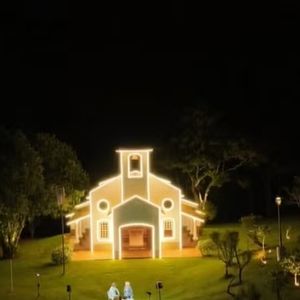 Um dos principais monumentos da fazenda de Ana Maria Braga é uma capela belíssima que ganha luzes à noite
