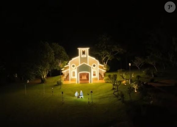 Um dos principais monumentos da fazenda de Ana Maria Braga é uma capela belíssima que ganha luzes à noite