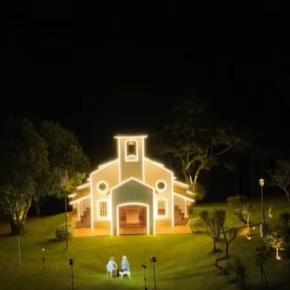 Um dos principais monumentos da fazenda de Ana Maria Braga é uma capela belíssima que ganha luzes à noite