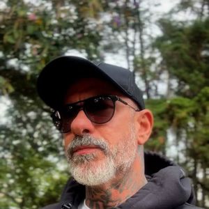 Famoso pelo jeito durão na televisão, Henrique Fogaça mostrou um lado diferente ao comentar a importância do autocuidado. O chef revelou que hoje considera essencial cuidar da saúde, da pele e do bem-estar