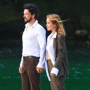 Casal em 'Malhação', Guilherme Berenguer e Juliana Didone fizeram ensaio na praia, combinando looks