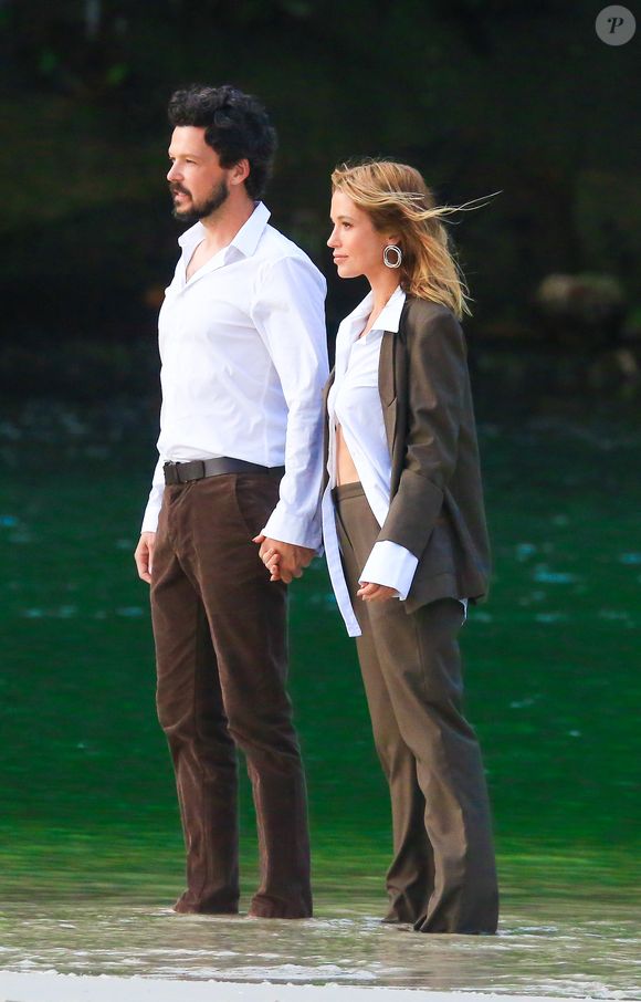 Casal em 'Malhação', Guilherme Berenguer e Juliana Didone fizeram ensaio na praia, combinando looks