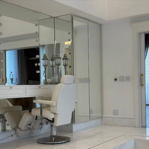 O imóvel tem um elevador privativo e suítes principais com 350m² cada, equipadas com hidromassagem, sala de massagem, bancada de cabeleireiro e closets espaçosos dignos de um desfile de moda.