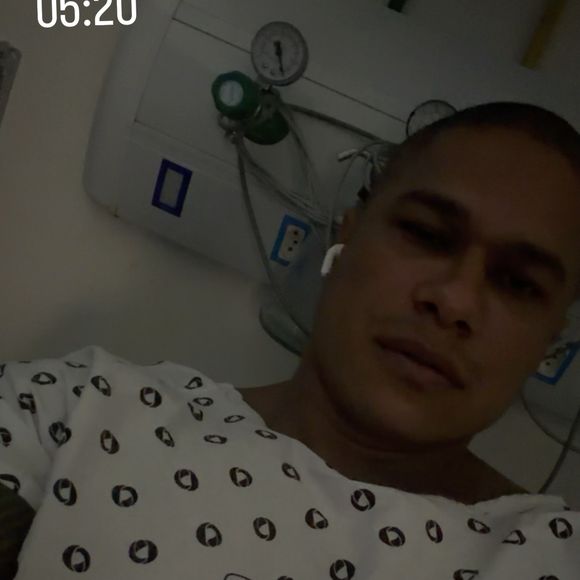 Thiago Gonçalves, namorado de Jojo Todynho, postou foto na cama do hospital: ‘Peguei uma estadia’