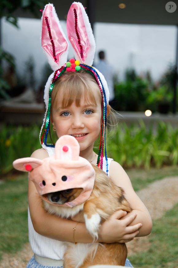 Filha de Ana Paula Siebert e Roberto Justus, Vicky brincou com o pet da família