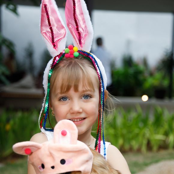 Filha de Ana Paula Siebert e Roberto Justus, Vicky brincou com o pet da família