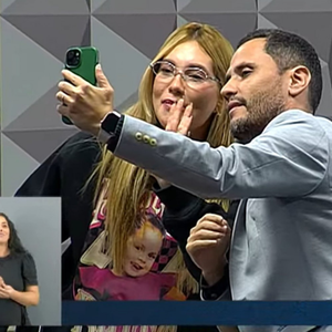 O senador Cleitinho Azevedo (Republicanos-MG), em dado momento, pediu se Virginia poderia gravar um vídeo para sua esposa e filha.