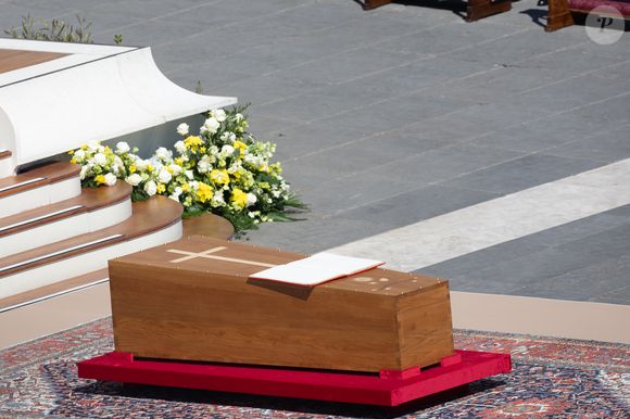 Papa Francisco foi enterrado em um único caixão de madeira, revestido de zinco