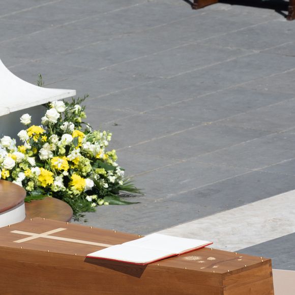 Papa Francisco foi enterrado em um único caixão de madeira, revestido de zinco