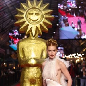 Marina Ruy Barbosa no tapete vermelho do Festival de Gramado 2026: look de gala ganhou destaque pelos recortes e pelo volume do top