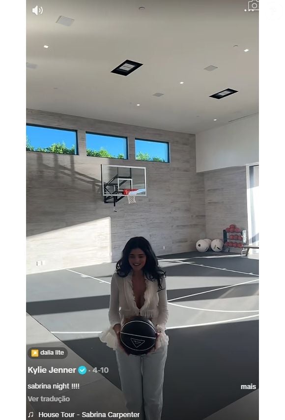 Há espaço para os esportes na propriedade da irmã mais nova do clã Kardashian-Jenner, graças a enorme quadra de basquete da mansão