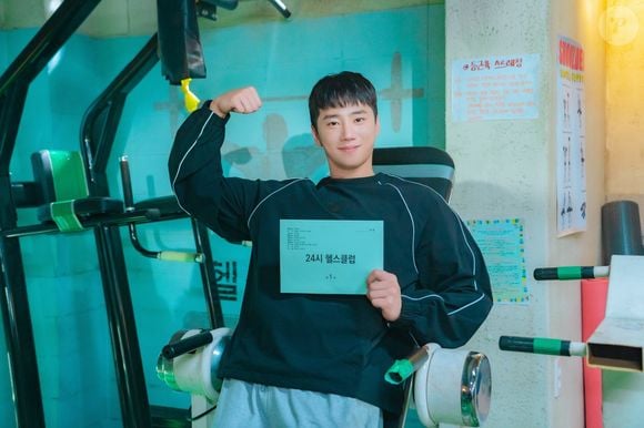 O mais recente dorama com o ator é 'Fitness na Academia e no Amor', como Do Hyeon-joong, um ex-fisiculturista que comanda uma academia