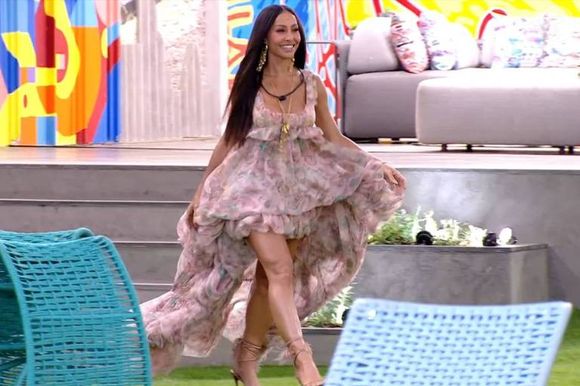 Sabrina Sato voltou à casa do "Big Brother Brasil" nesta segunda-feira (7) e, como manda o figurino (e ela mesma), causou
