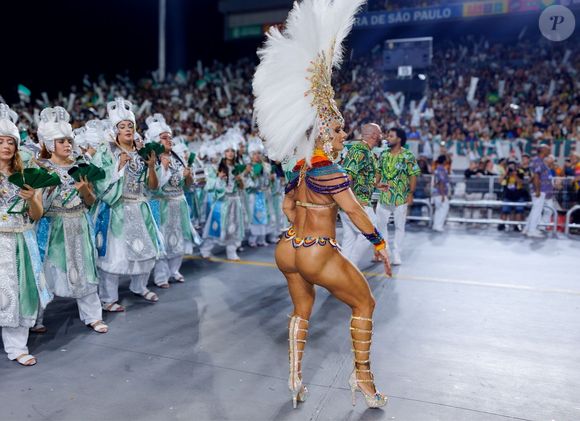 Viviane Araujo mostrou toda sua sintonia com a bateria no desfile da Mancha Verde