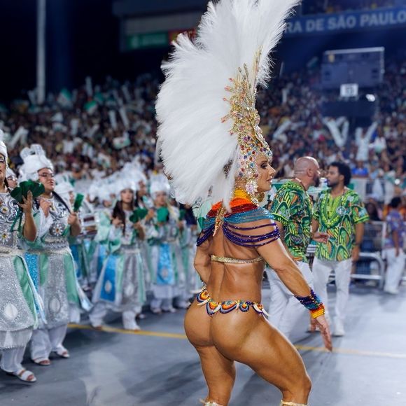 Viviane Araujo mostrou toda sua sintonia com a bateria no desfile da Mancha Verde