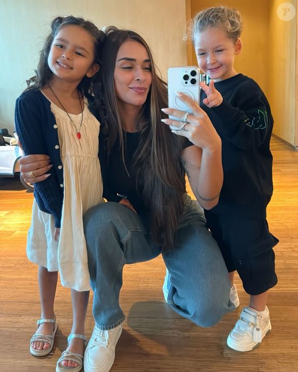 Esposa de Éder Militão, Tainá Castro em foto com os dois filhos que teve com Léo Pereira, zagueiro do Flamengo