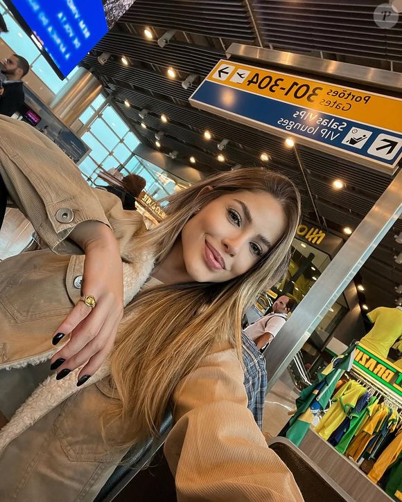 Nesta foto, Saory Cardoso destaca sua mudança radical no rosto