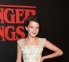 Millie Bobby Brown combinou vestido com renda e tênis dourado na primeira premiére de 'Stranger Things'