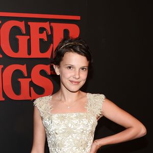 Millie Bobby Brown combinou vestido com renda e tênis dourado na primeira premiére de 'Stranger Things'
