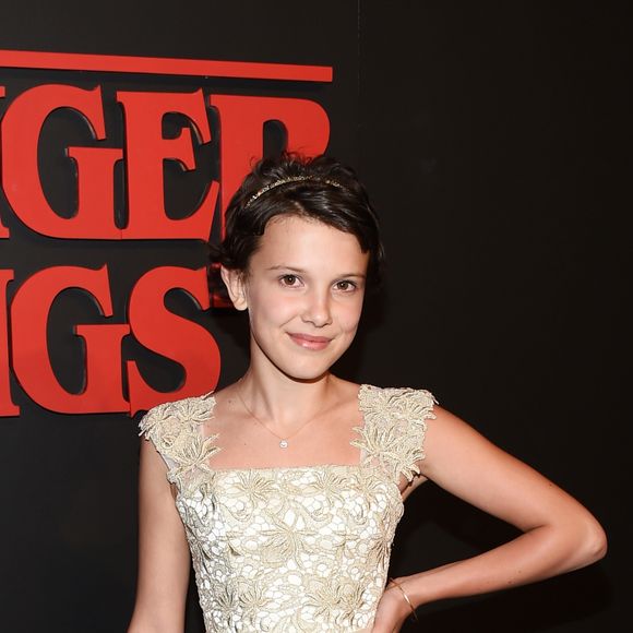 Millie Bobby Brown combinou vestido com renda e tênis dourado na primeira premiére de 'Stranger Things'