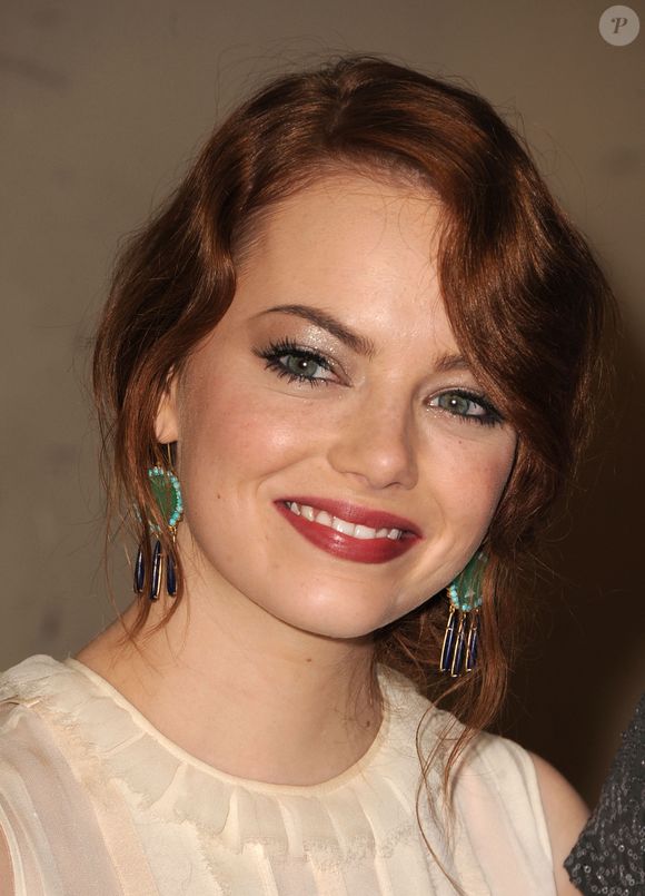 2011: de acordo com cirurgiões, o nariz de Emma Stone parece ter diminuído e afinado