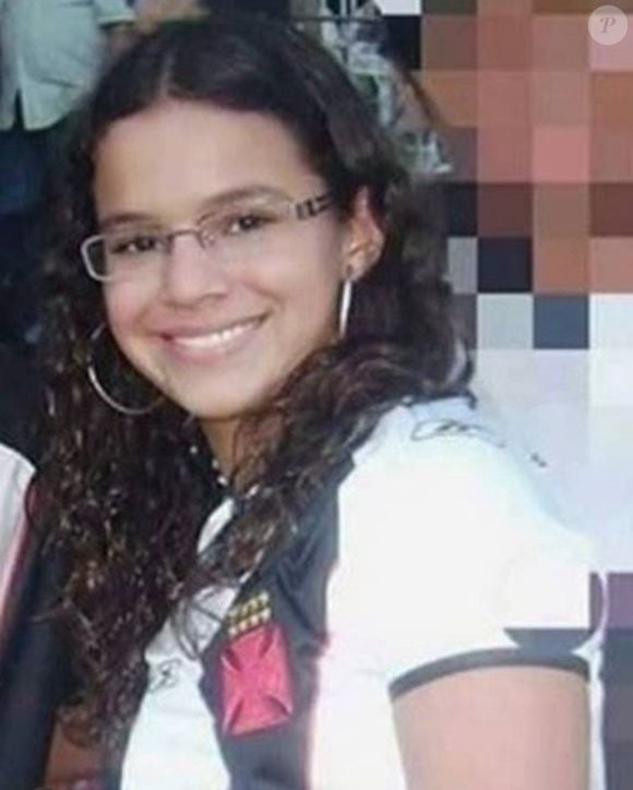 Internautas resgataram uma foto de Bruna Marquezine, ainda criança, com a camisa do Vasco