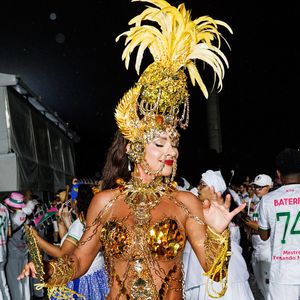 Rainha de bateria de Barroca Zona Sul, Juju Salimeni escolheu um look dourado repleto de pedrarias