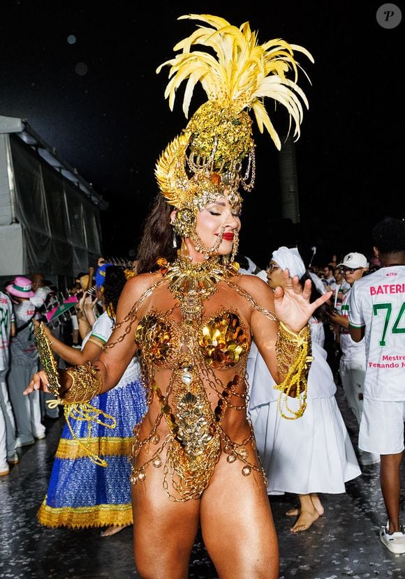 Rainha de bateria de Barroca Zona Sul, Juju Salimeni escolheu um look dourado repleto de pedrarias