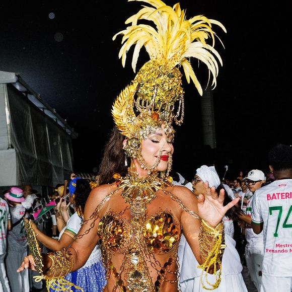 Rainha de bateria de Barroca Zona Sul, Juju Salimeni escolheu um look dourado repleto de pedrarias