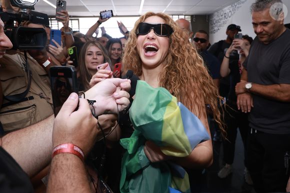 Shakira, ao chegar no Brasil, foi recepcionada em grande estilo pelos fãs, para a sua turnê 'Las Mujeres Ya No Lloran World Tour'.