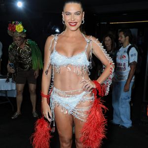 Mariana Goldfarb usou e abusou da ousadia com um biquíni branco com pedrarias